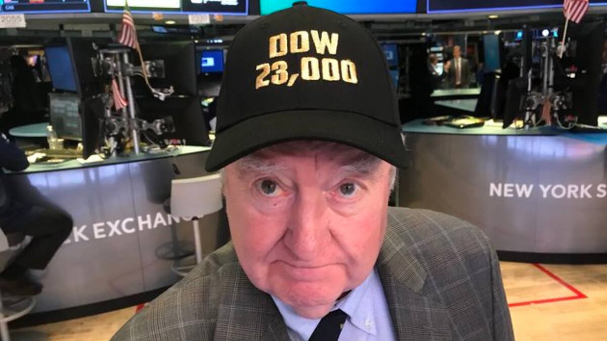 Art Cashin leading NYSE holiday tradition with traders singing on Christmas Eve.