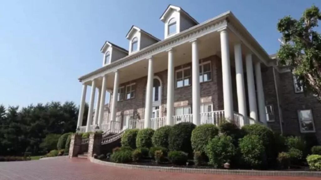 Exterior view of George Jones’ Country Gold Estate in Franklin, Tennessee, showcasing a grand Southern-style mansion with expansive grounds and lush greenery