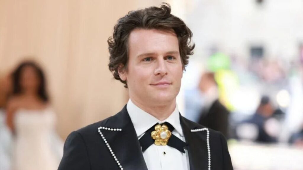Jonathan Groff performing on stage, highlighting his career achievements and earnings.