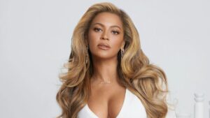 Beyoncé promoting her Cécred haircare line at a product launch event