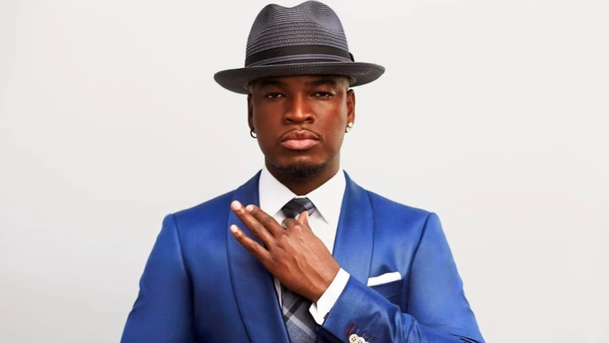 Ne-Yo at the Grammy Awards red carpet, dressed in formalwear and posing for photos.