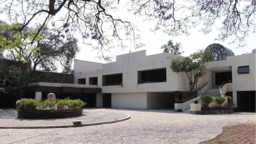 Exterior view of Amado Carrillo Fuentes’s former Mexico City mansion, a luxury property later seized and auctioned by the government.